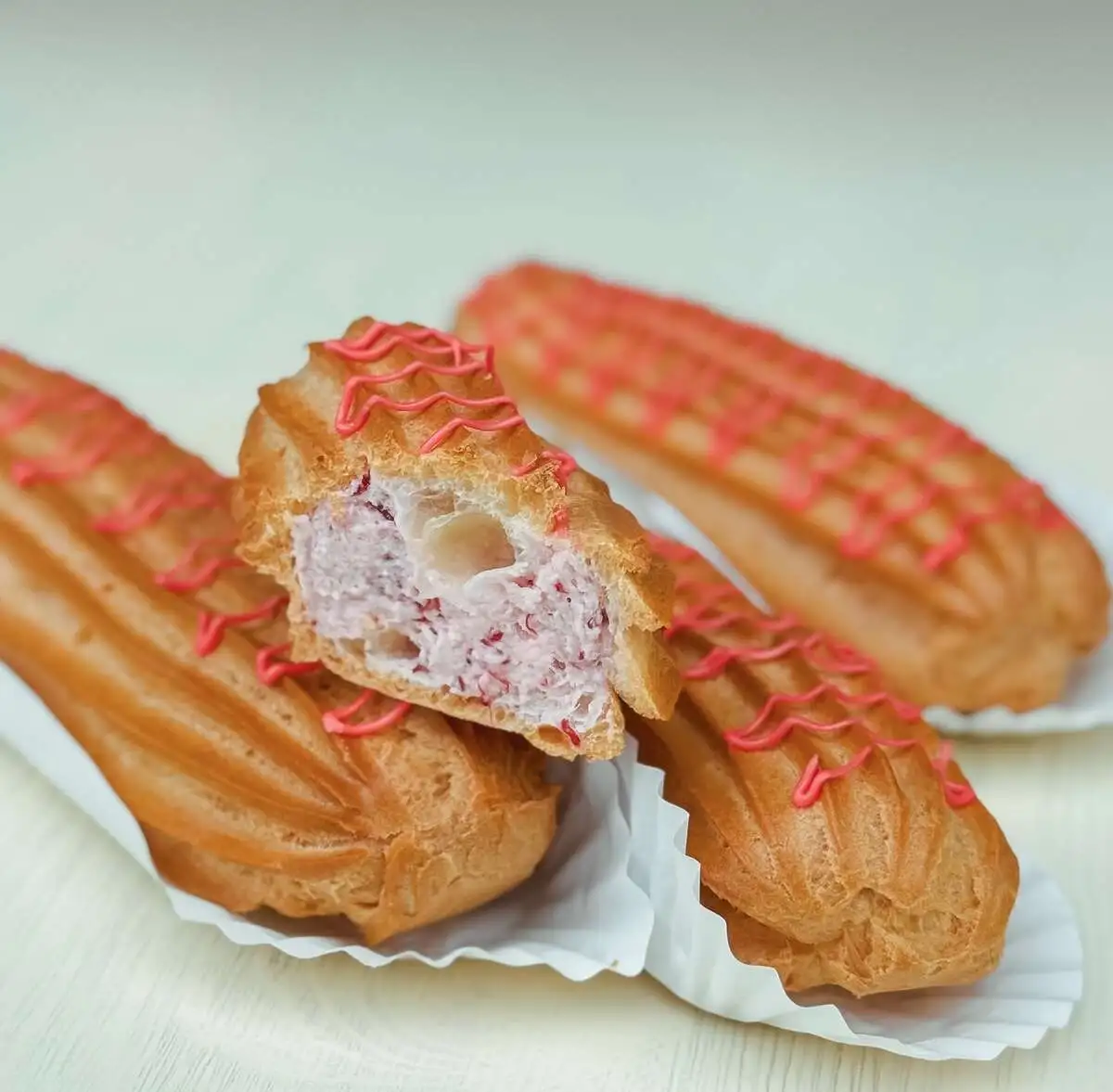 Эклер с кремом Янгмей (китайская земляника)