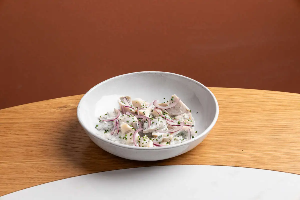 Соленые грузди со сметаной