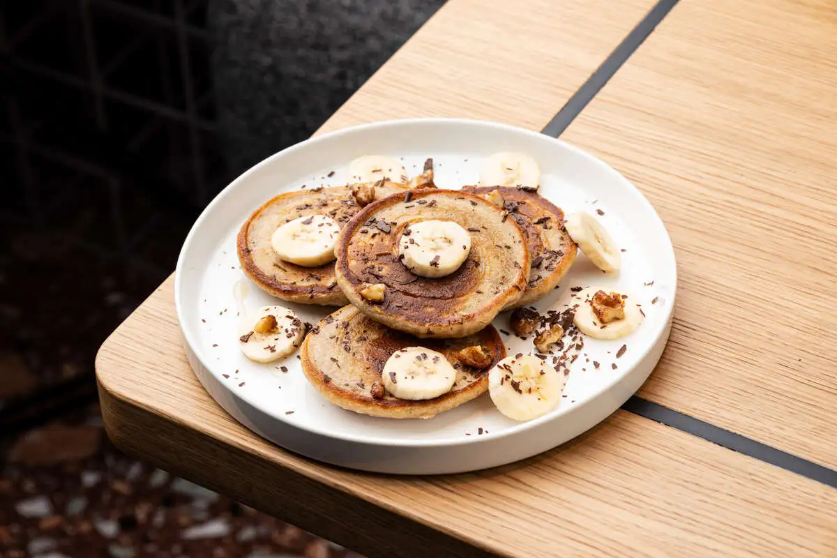 Оладьи бананово-овсяные с кленовым сиропом