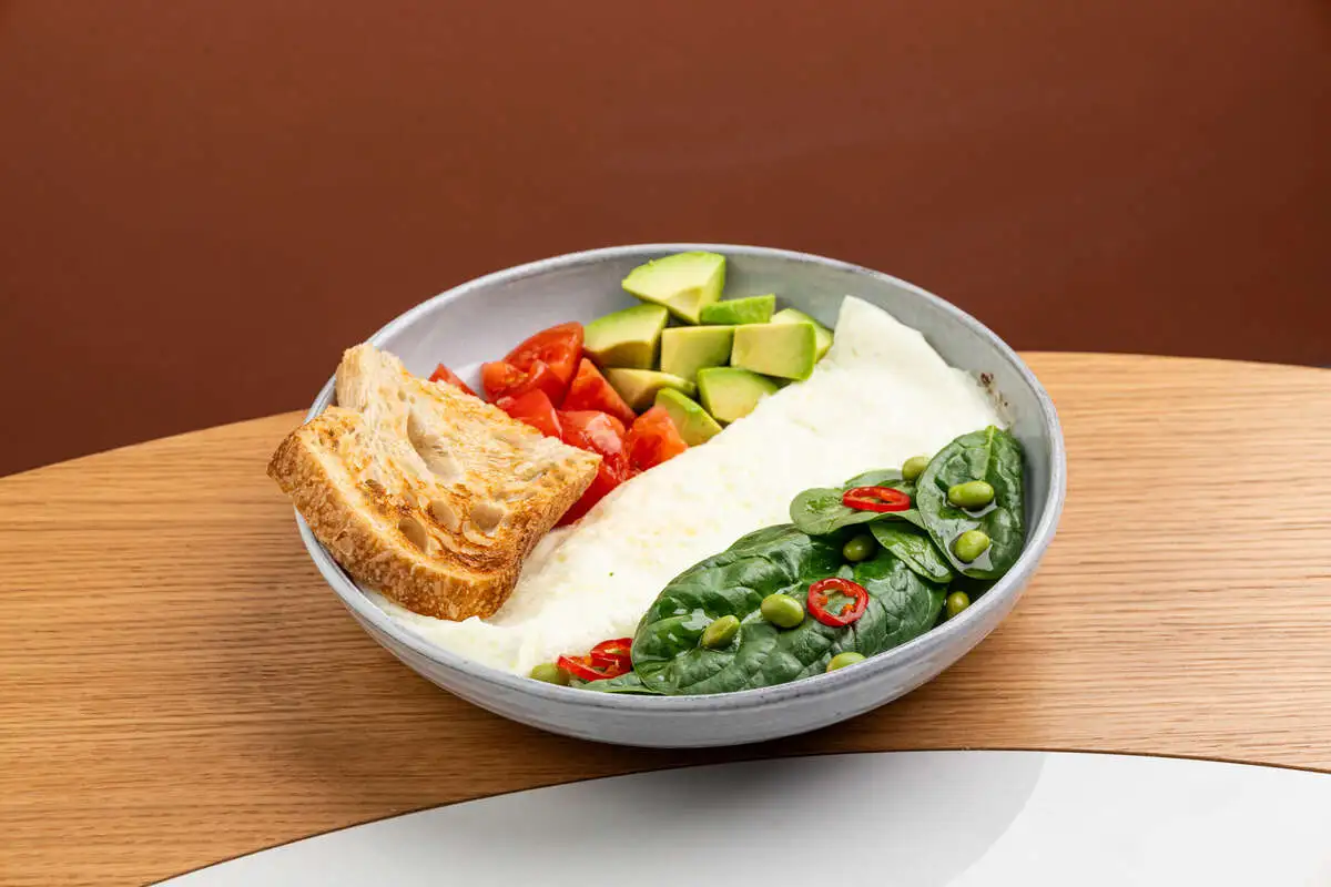 Белковый омлет, авокадо, томаты