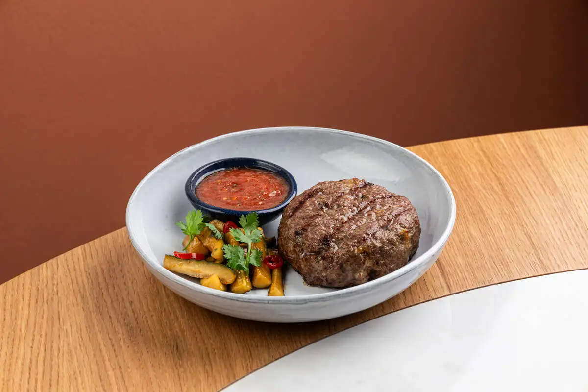 Мраморная говядина, чеддер, битые огурцы