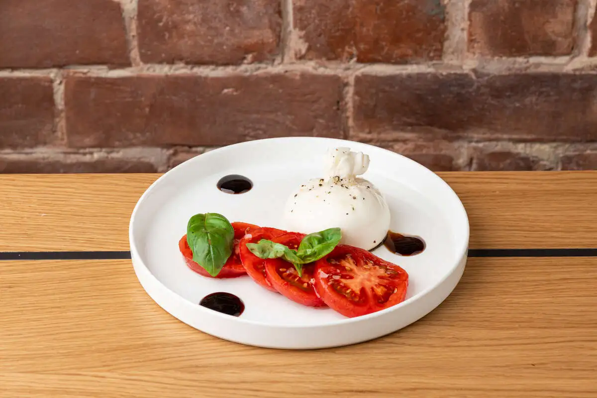 Буррата, фермерские томаты, бальзамик