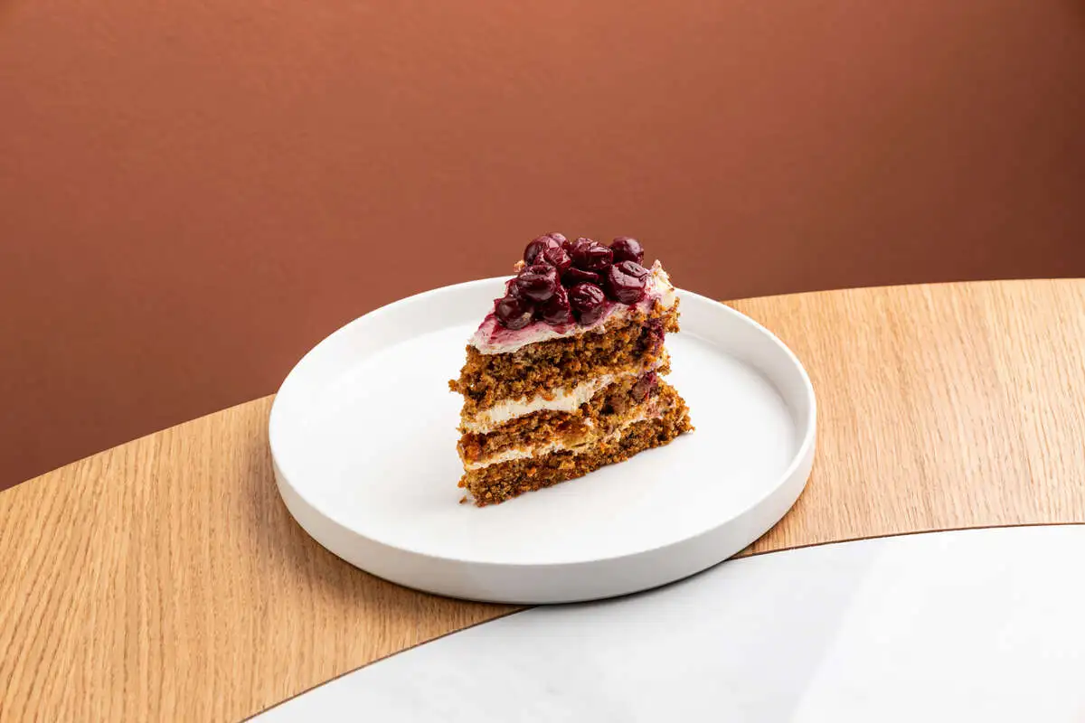 Морковный торт с вишней