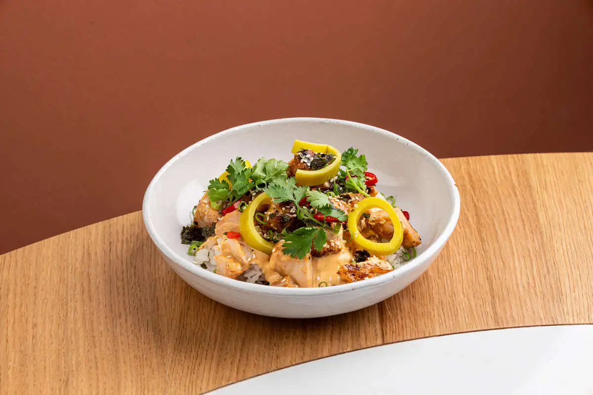 Имбирный цыпленок, чили, водоросли нори