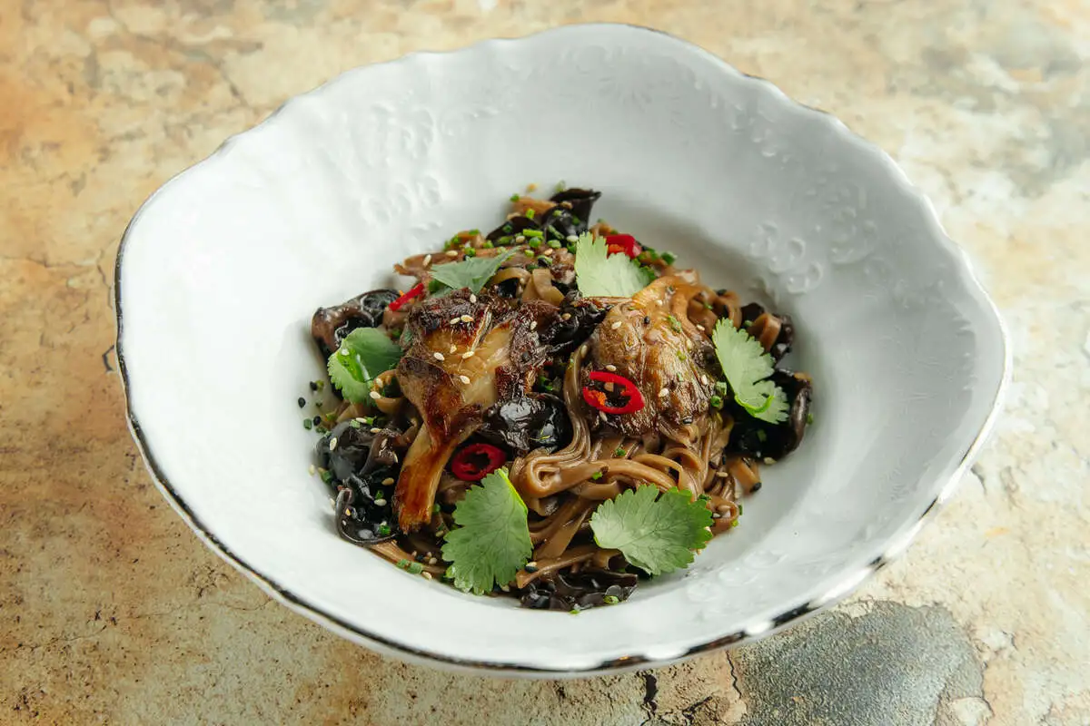 Гречневая лапша с грибами муэр и трюфелем