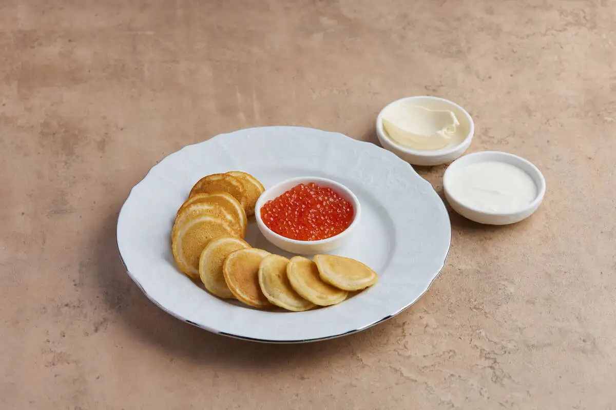 Оладьи с красной икрой и взбитым маслом