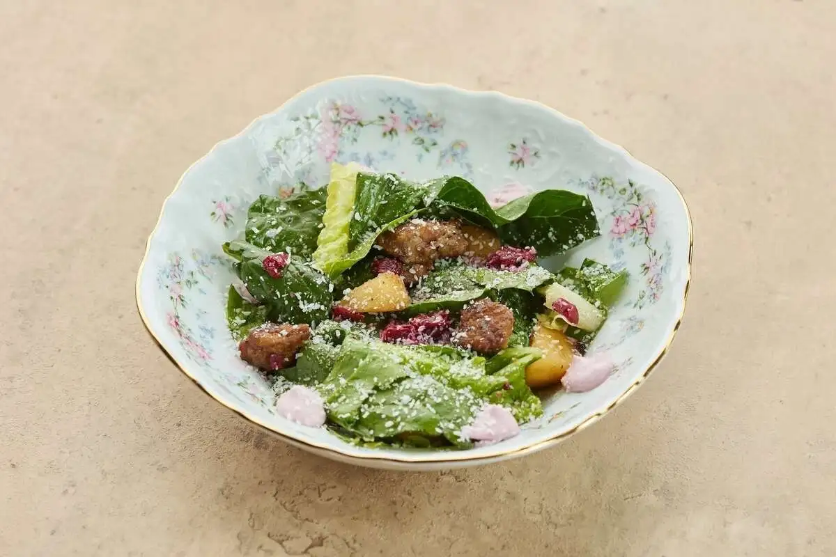 Салат с куриной печенью и вишней