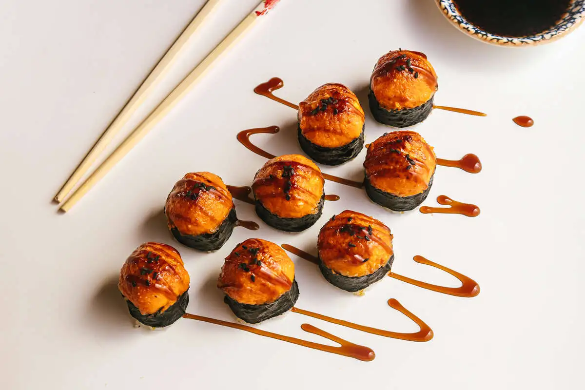 Запеченый ролл Тимми Ями со снежным крабом