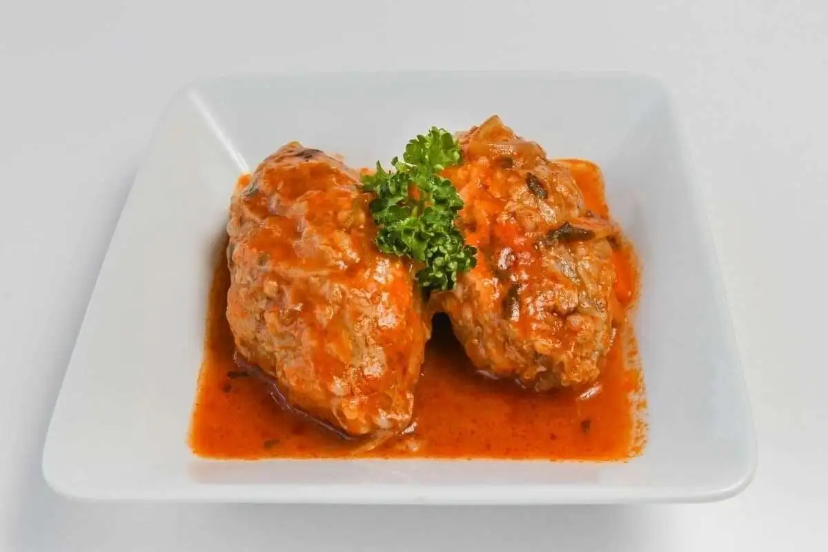 Голубец ленивый под красн соусом