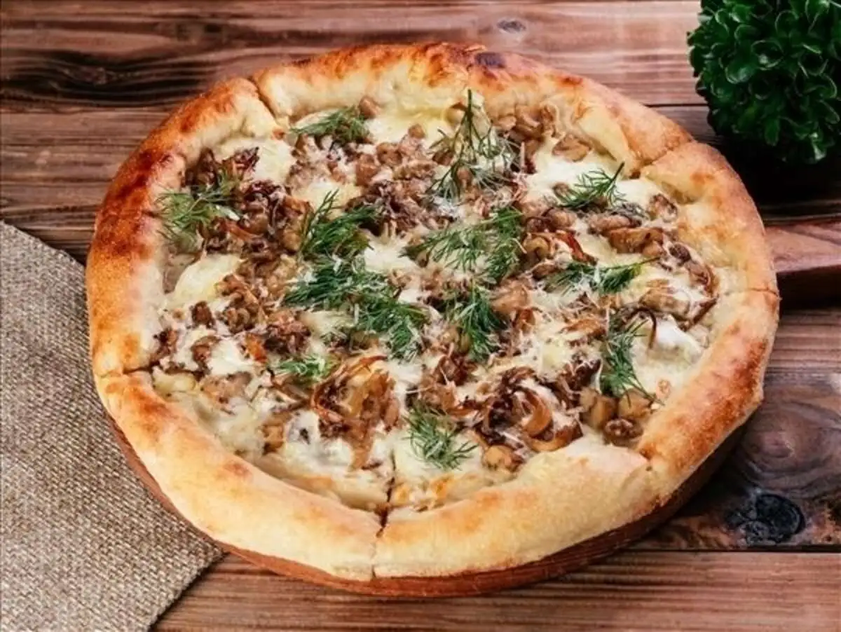 Пицца с лесными грибами в сливочно- трюфельном соусе