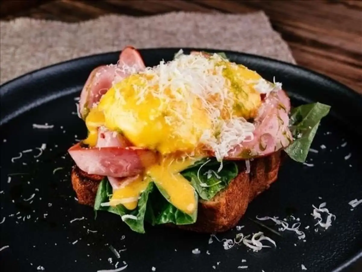 Бенедикт с Мортаделла и Голландским соусом