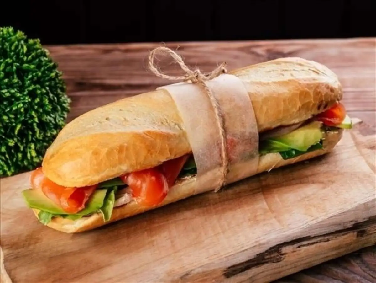 Сендвич с лососем и мягким сыром