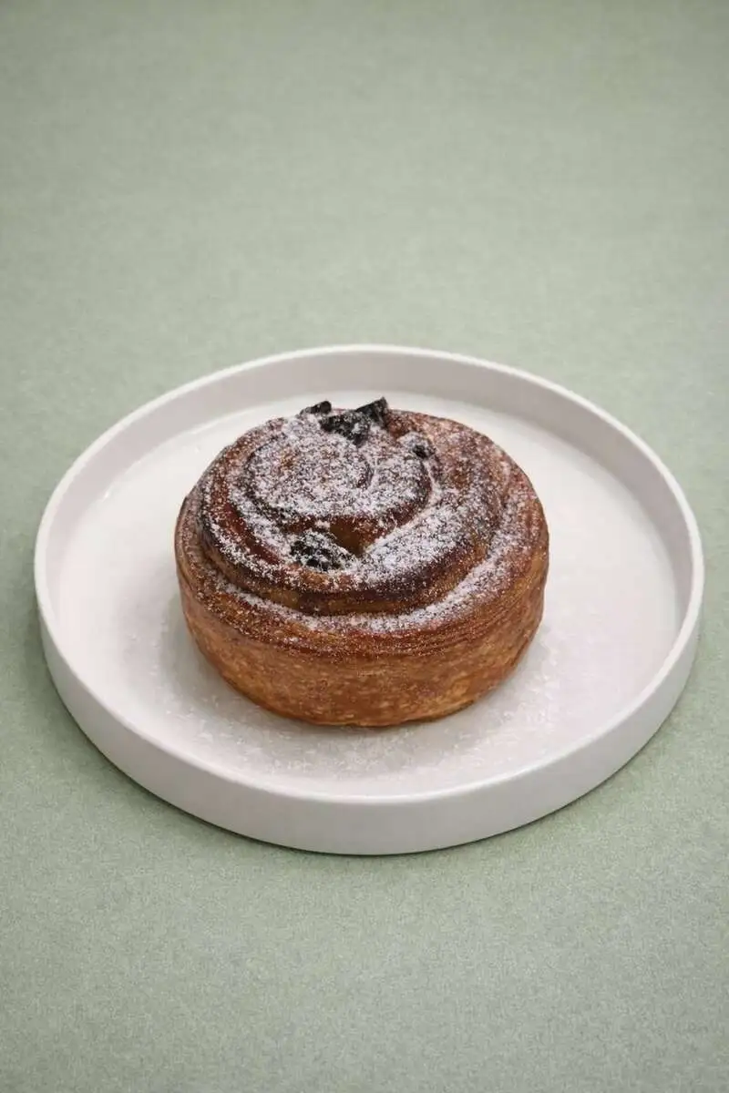 Эскарго с изюмом и сырным кремом