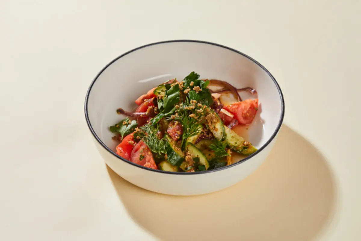 Овощной салат с ореховым соусом 