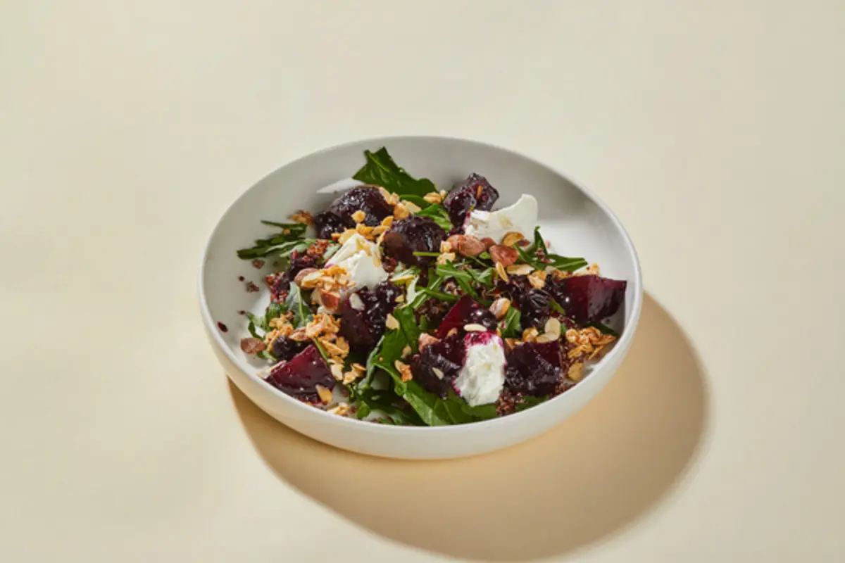 Салат с козьим сыром и кинуа 