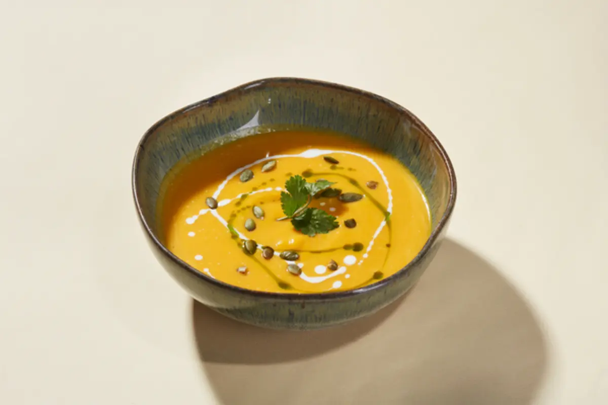 Крем-суп из тыквы с хрустящей кукурузой и кинзой
