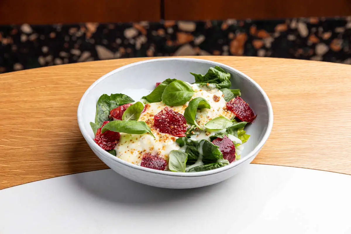 Салат со страчателлой, красным апельсином, шпинатом, лавандовым медом