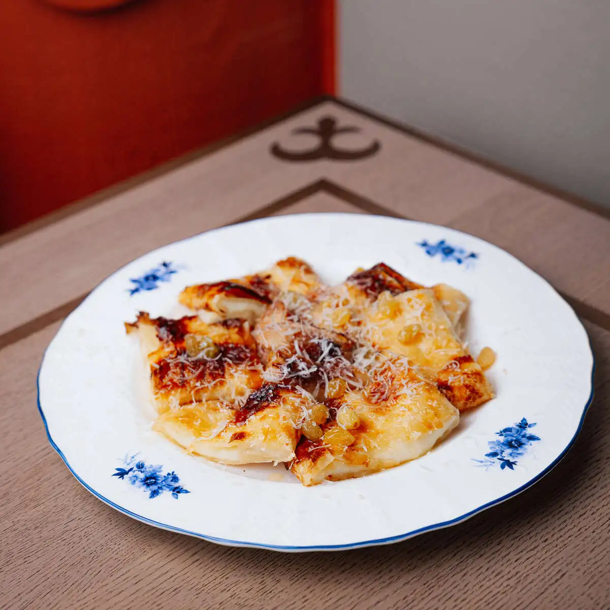 Хачапури Месхури с сезонным фруктом