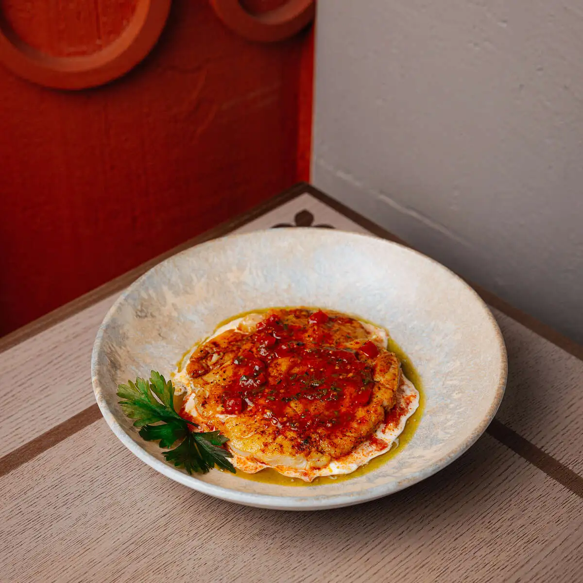 Цыпленок тапака в аджике и зелеными овощами