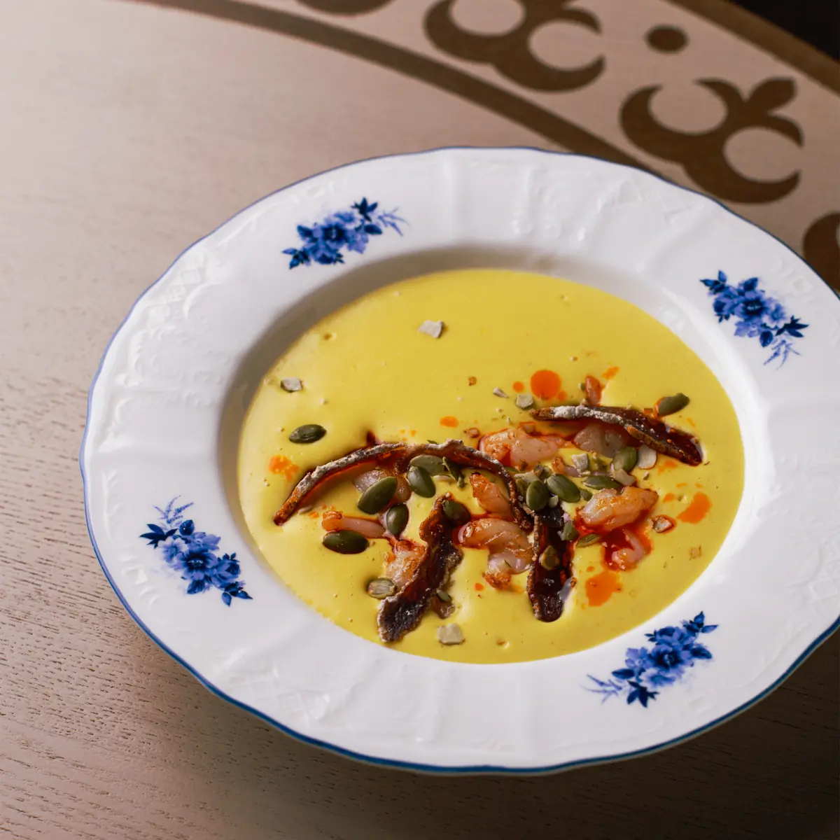 Сырный крем-суп с креветкой и вяленой хурмой