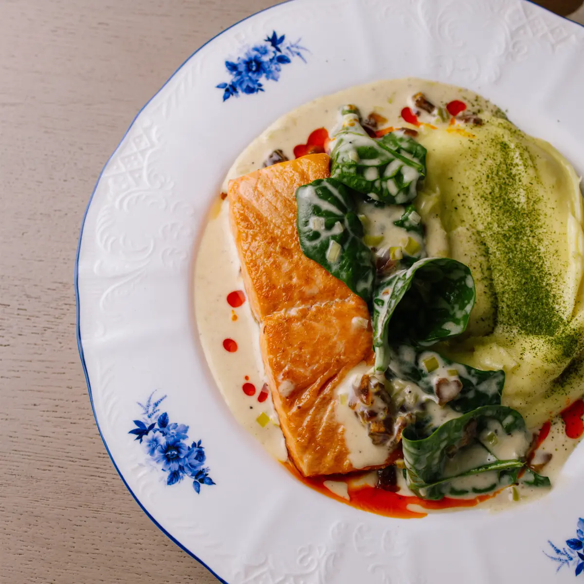 Стейк лосося с картофельным эларджи и соусом порей