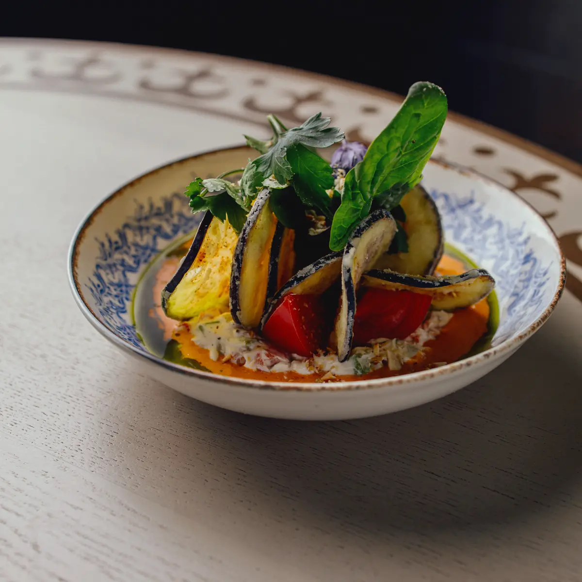 Хрустящий баклажан на овощном тартаре в соусе ромеско