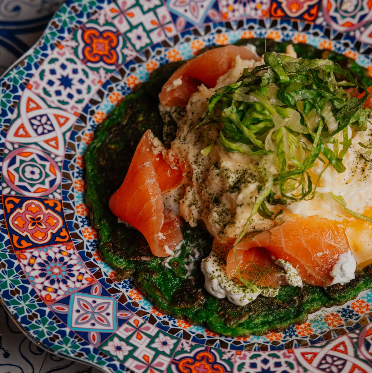 Большая оладья с лососем