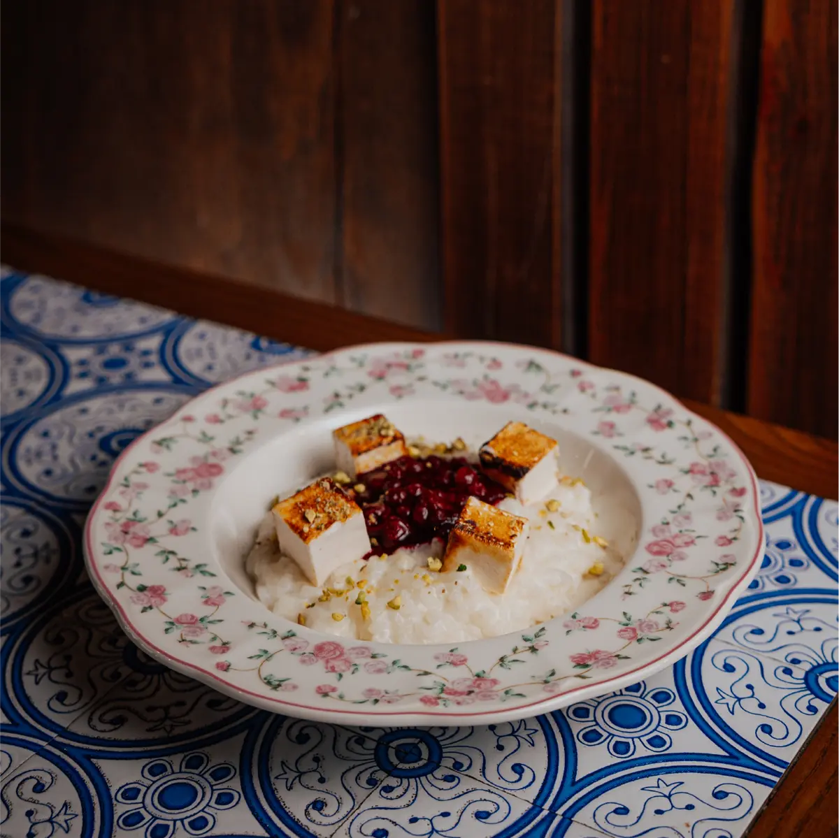 Рисовая каша с пастилой и бруснично-вишневым соусом