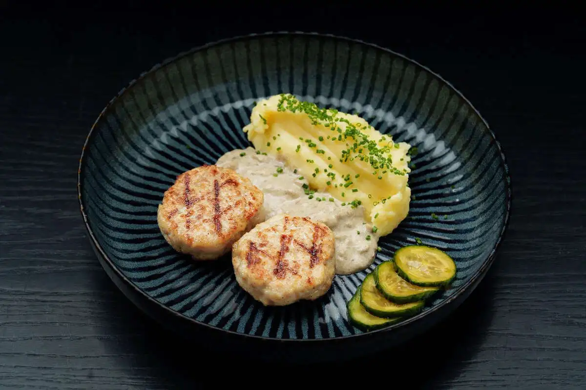 Куриные котлеты с картофельным пюре и грибным соусом