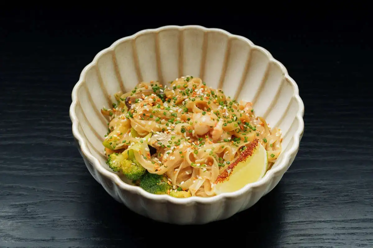 Рисовая лапша с креветками и соусом том ям