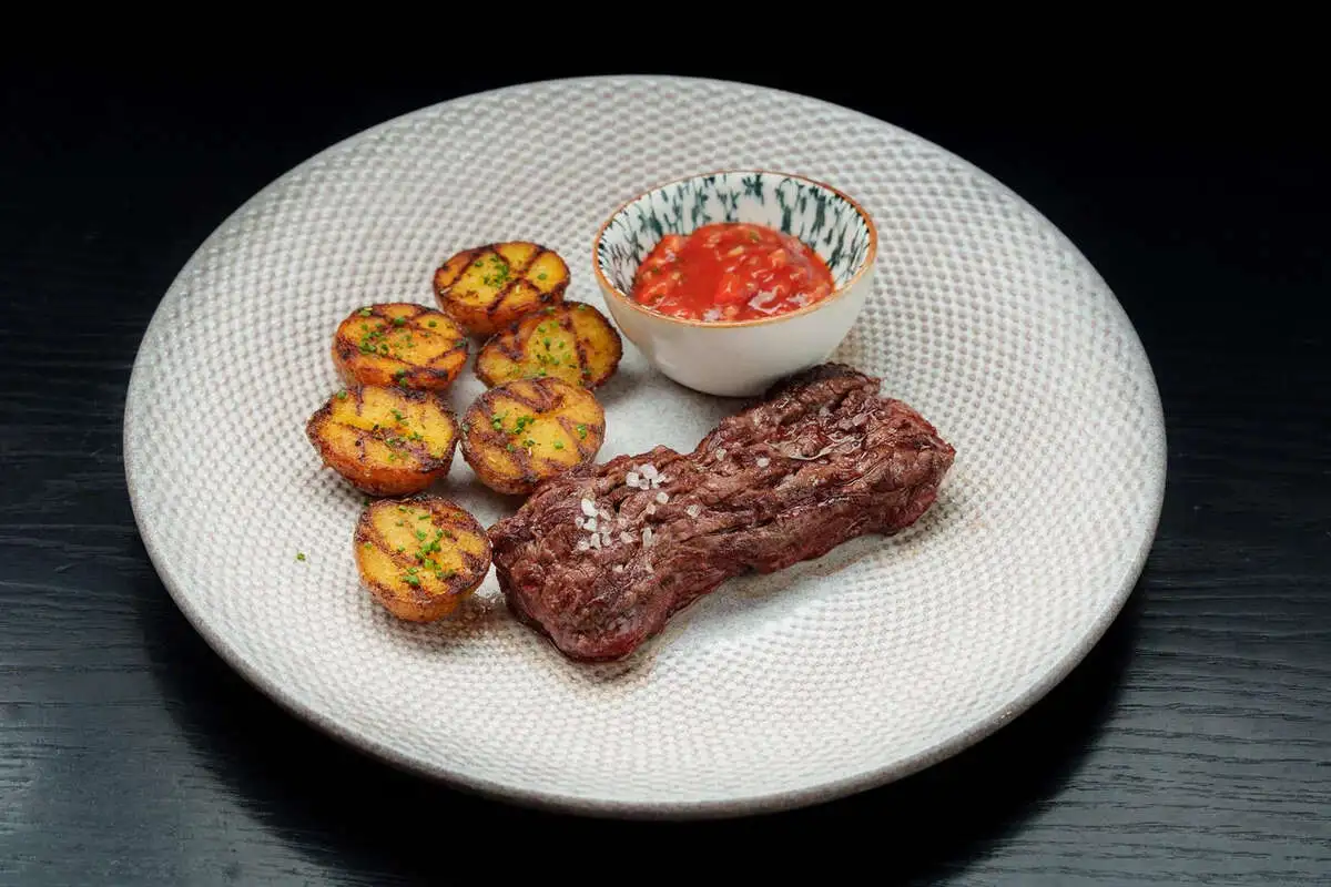 Флэт Айрон стейк с картофелем и соусом сальса