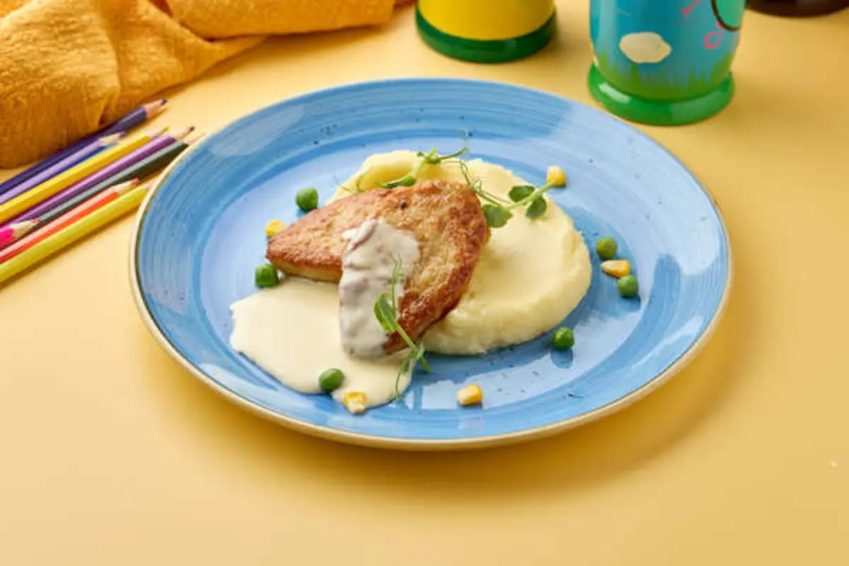 Биточки из курицы с сырным соусом 