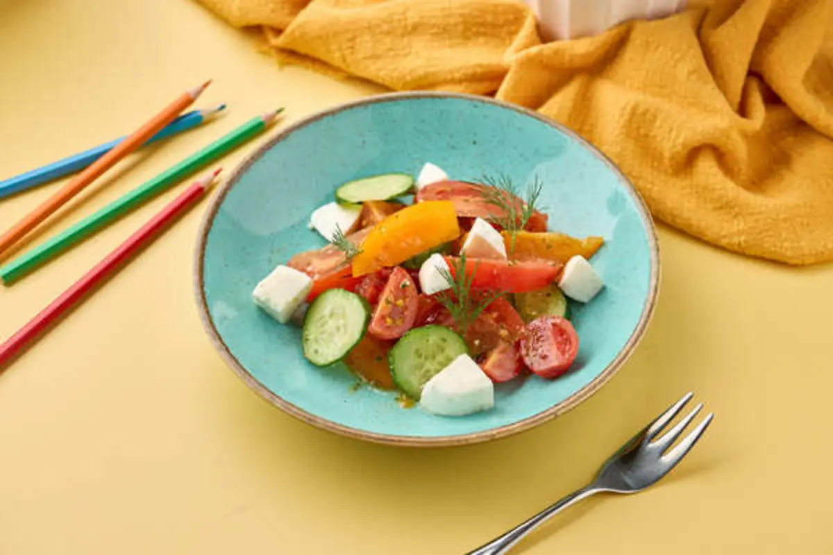 Моцарелла со свежими овощами