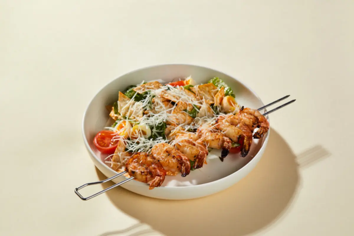 Цезарь с тигровыми креветками