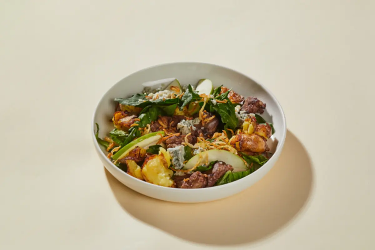 Салат с сыром и куриной печенью 