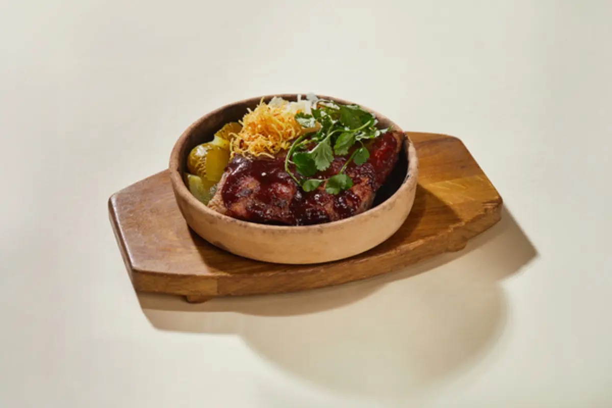 Свиные ребра с малосольным огурцом и маринованным луком