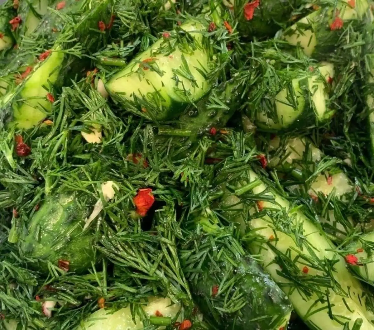 Огурцы с зеленью