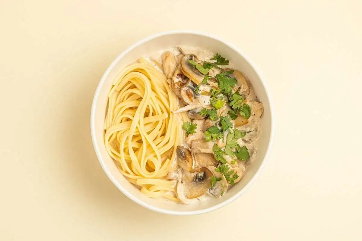 Паста с курицей и грибами