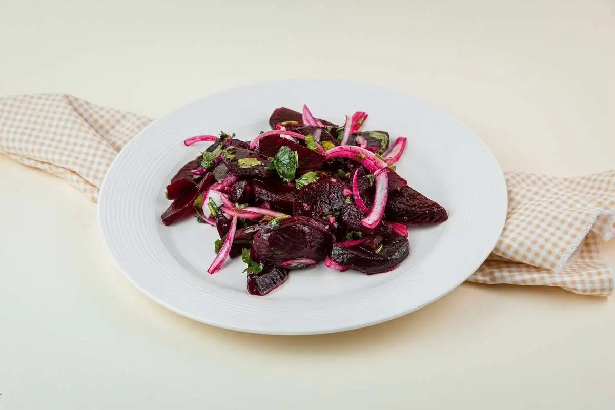 Свекла с зеленью и луком