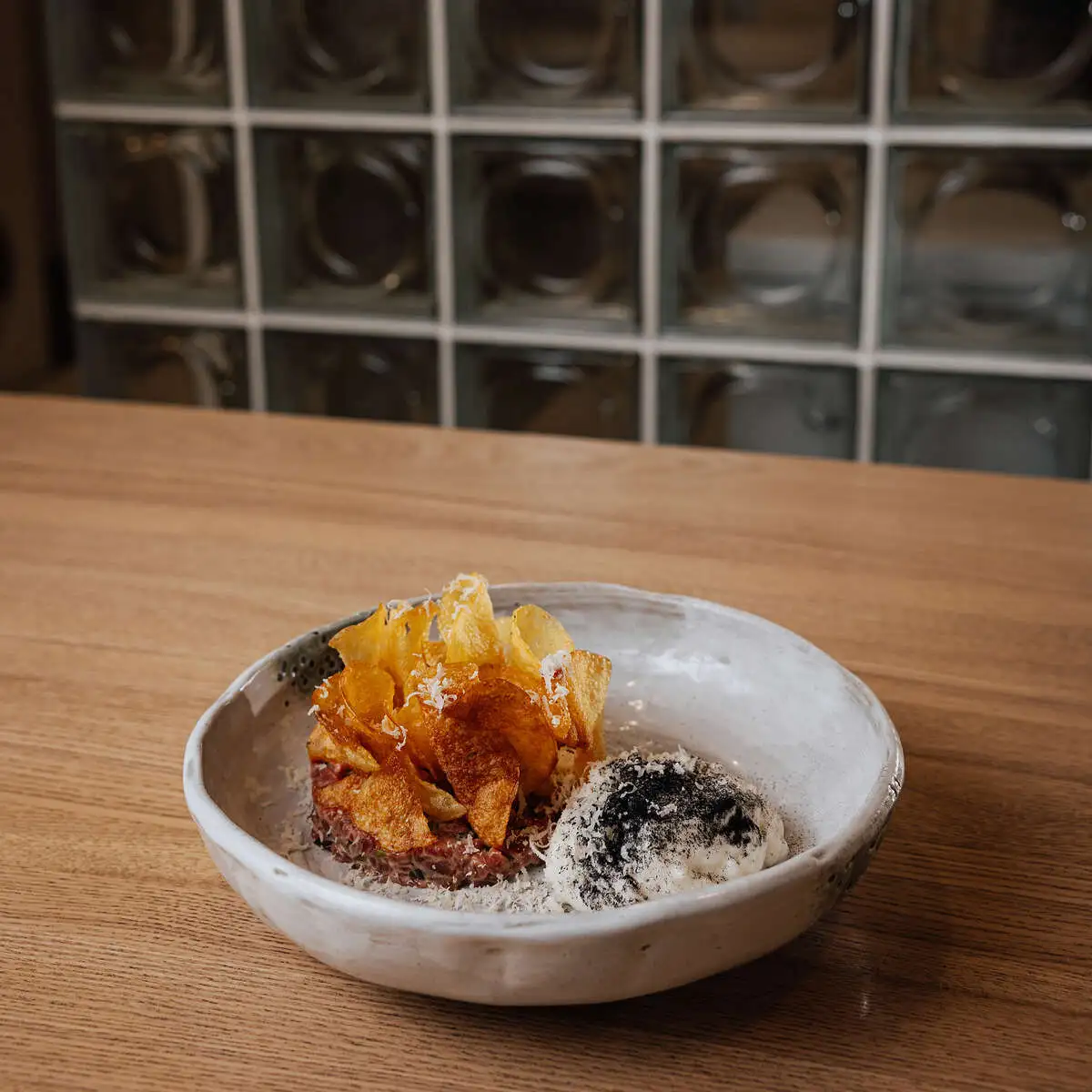 Тартар с картофельными чипсами и сырным муссом