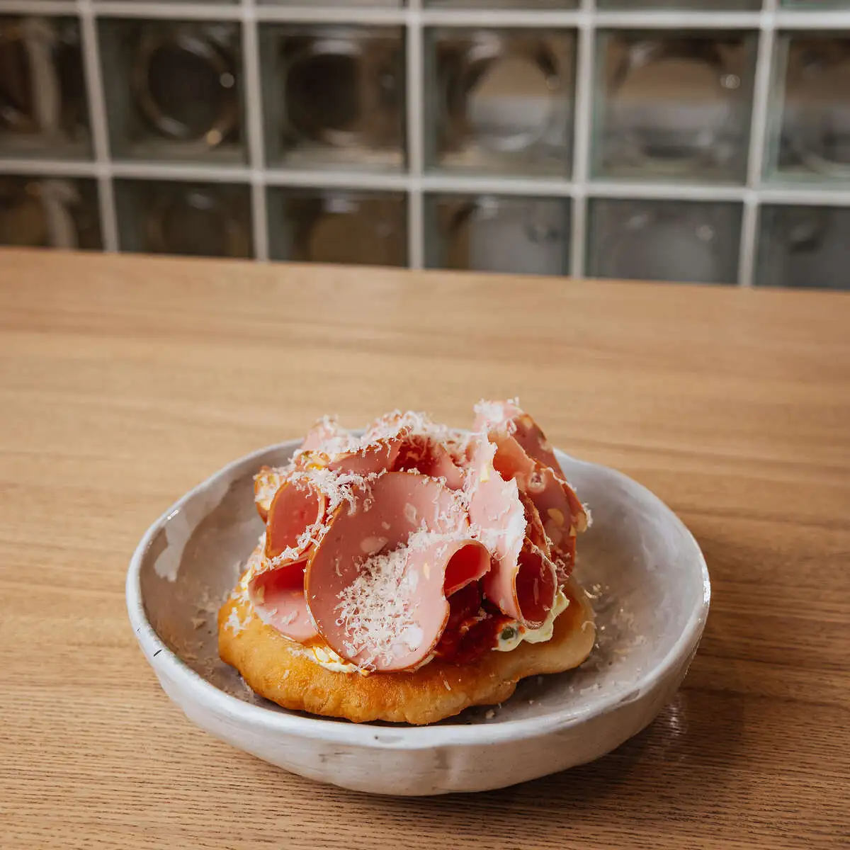 Турецкий пончик с мортаделлой, томатами из печи, крем-чизом и соусом песто