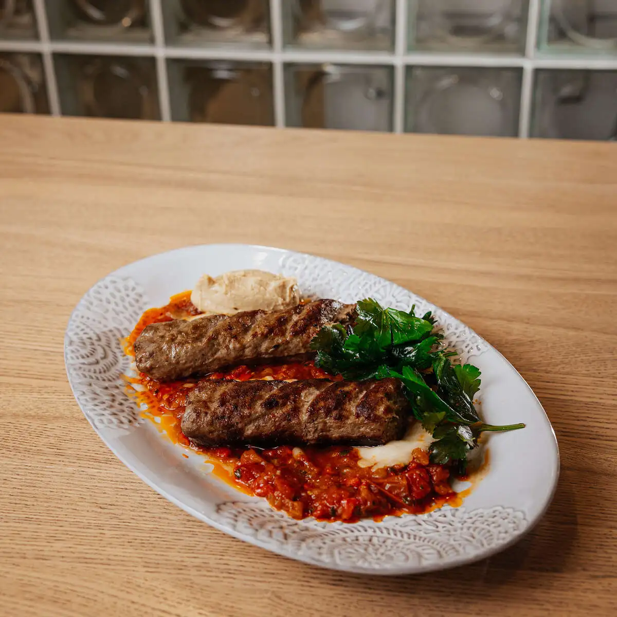 Кебаб говядина-свинина с фисташковым хумусом на ковре из запеченных овощей