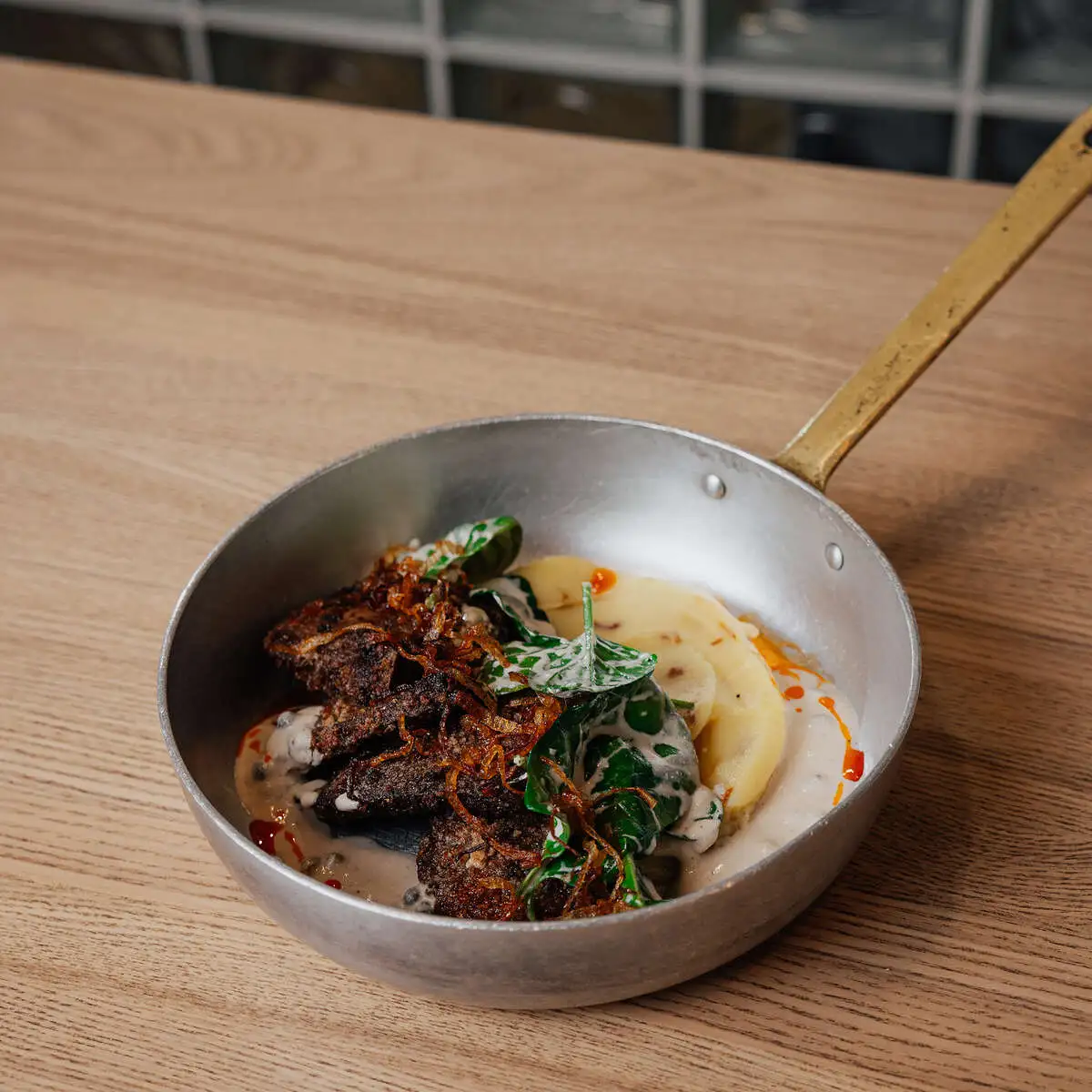 Говяжья печень с пюре из печеного картофеля