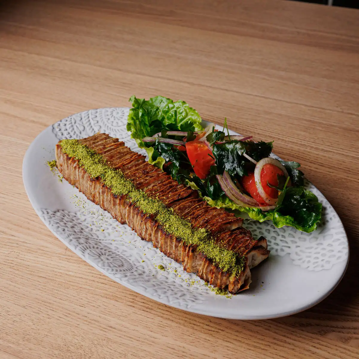 Слоеный султан-кебаб со спелыми томатами