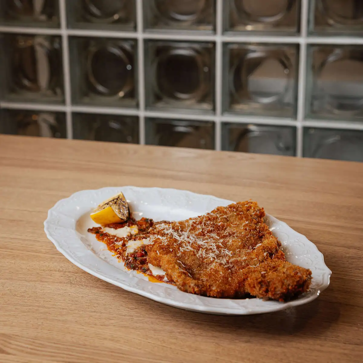 Большой шницель из свинины на кости с ковром из запеченных овощей