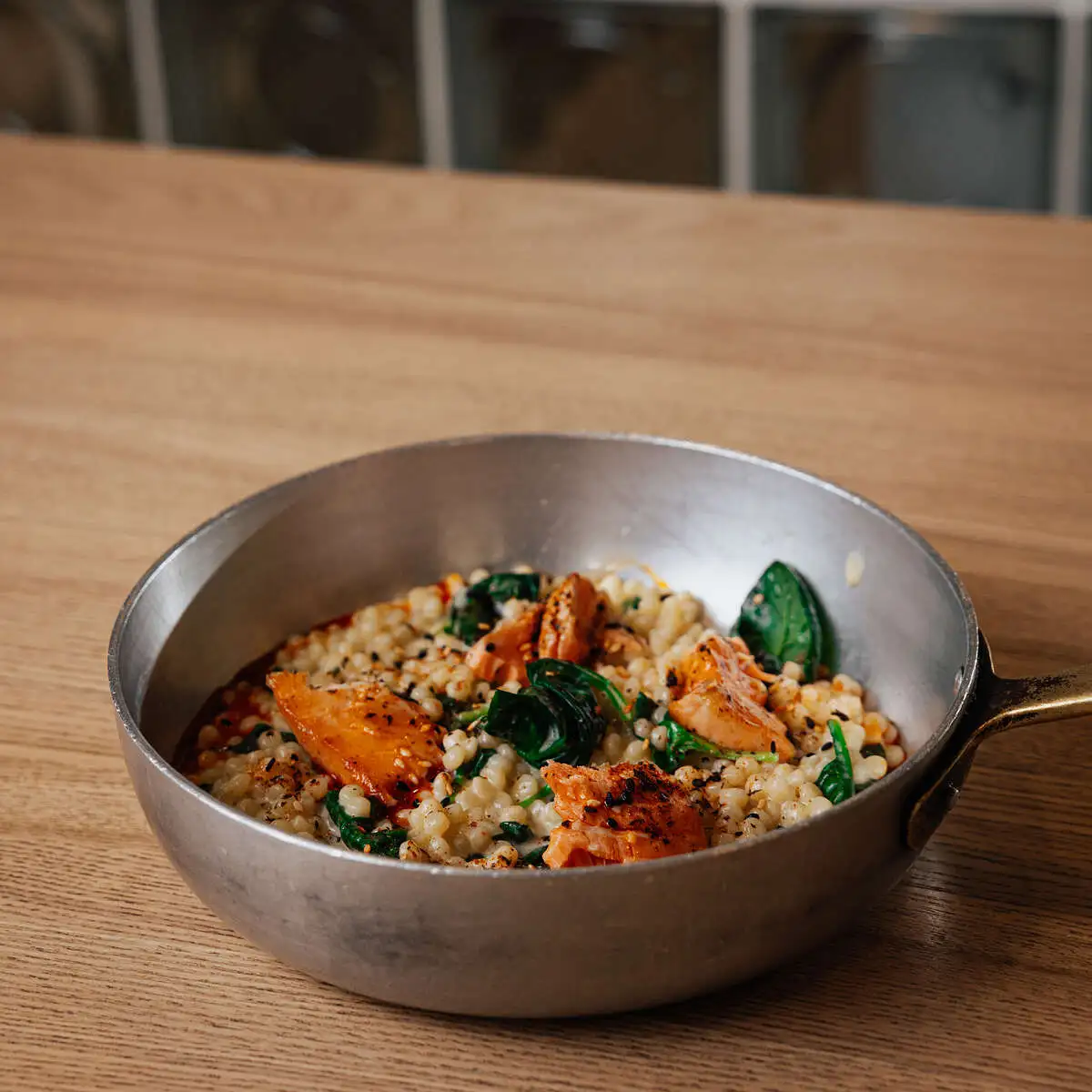 Птитим с подкопченным лососем и листьями шпината