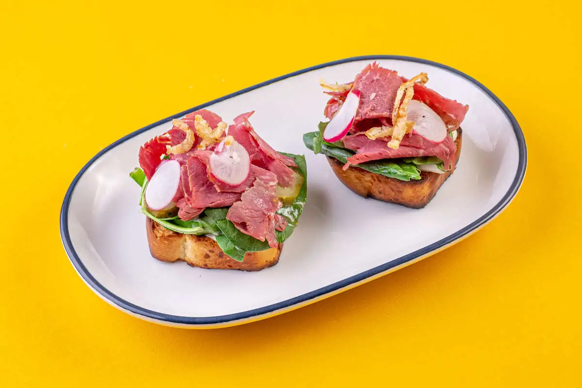 Брускетты с говядиной, мариноввым огурцом и айоли