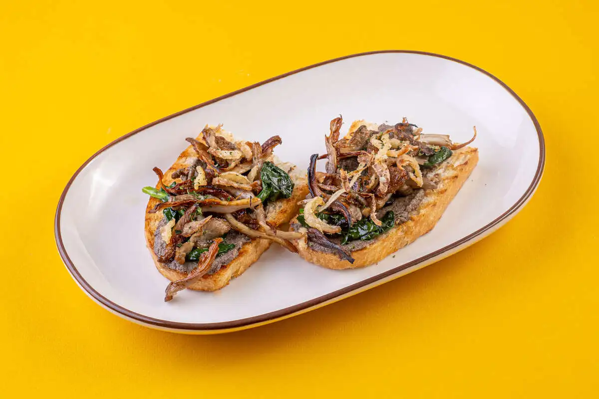 Брускетты с грибами и шпинатом