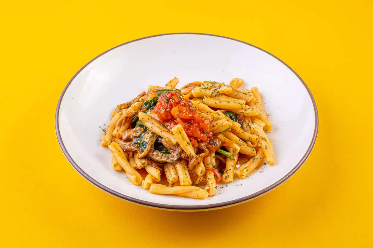 Казарече с вешенками в перечно-томатном соусе