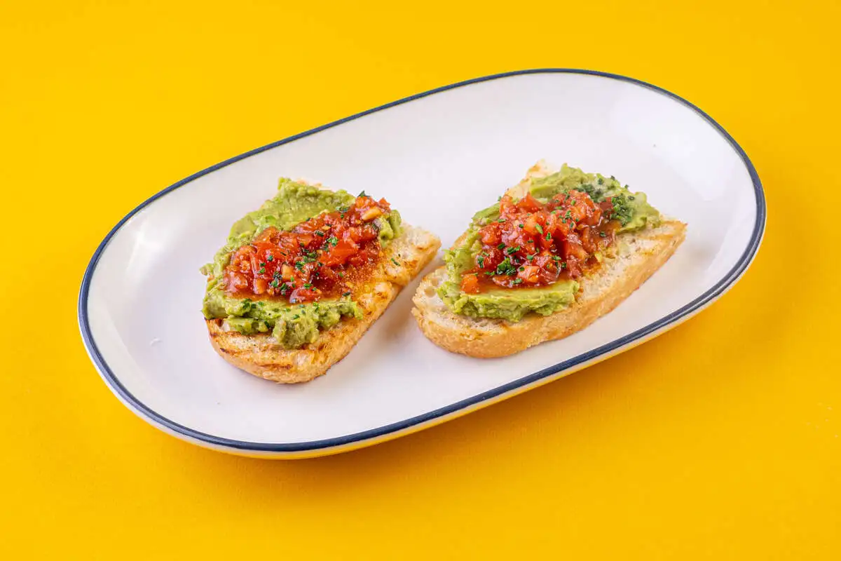 Брускетты с томатами и авокадо